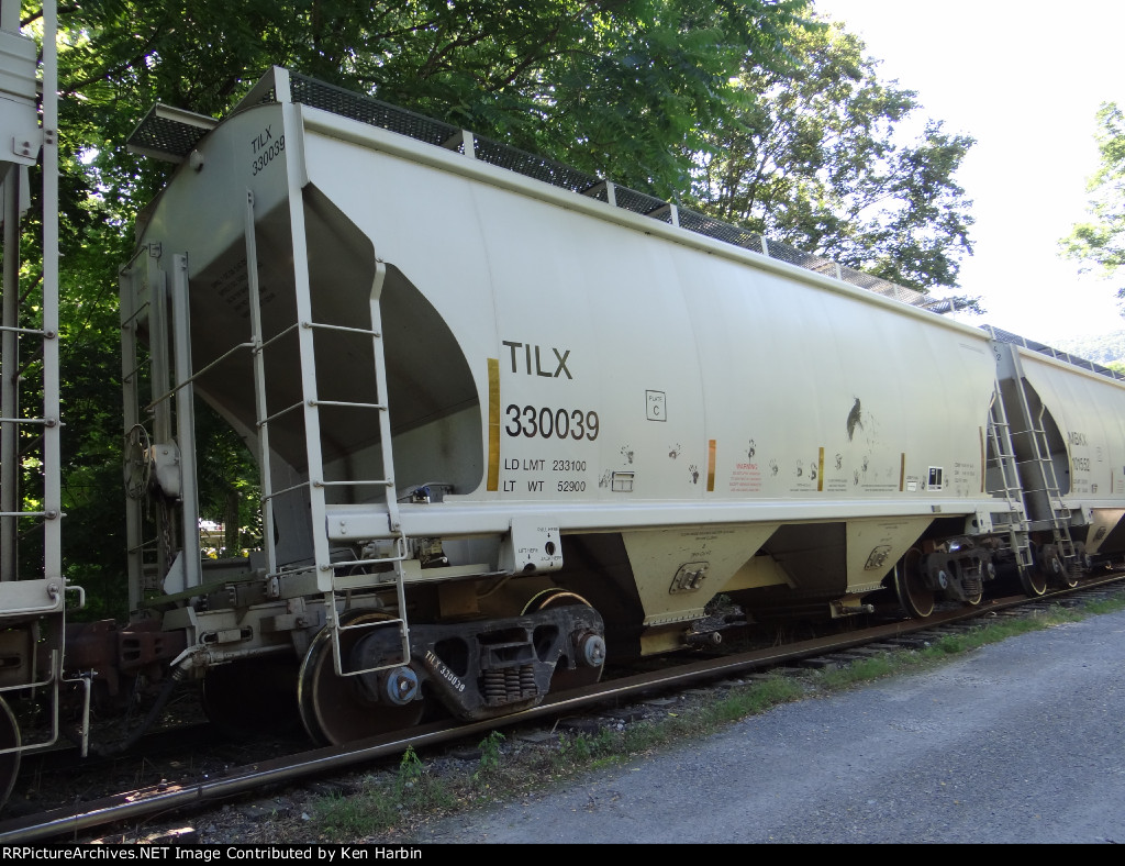 Derailed TILX 330039